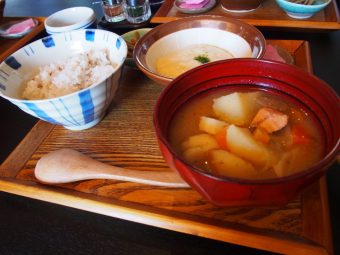 とろろごわんと吟子汁。吟子汁は肉厚な鮭が特徴で美味しいです。